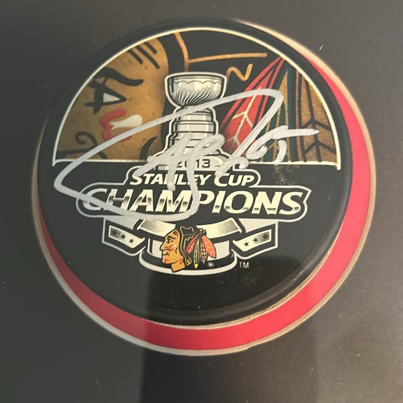 2013 Chicago Blackhawks 17 Secs Autographed Pucks - Picture 8 of 12